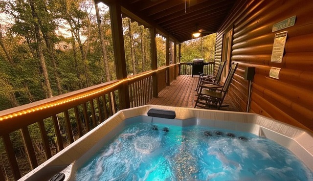 Hiker’s Hideaway Cabin, Forest View, Hot Tub, Fast WiFi, Fireplace