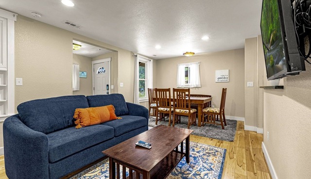 Hiker's Hideaway- Cozy 3B bungalow with hot tub in gorgeous Palmer Lake!