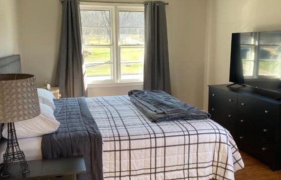 Hiker's Retreat modern 3 bedroom home with 2 baths