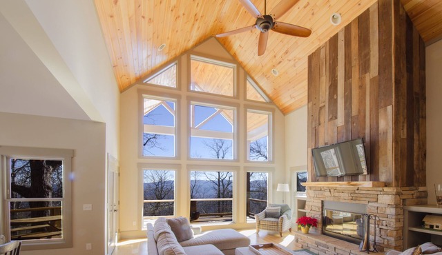 Hikers' Haven Beautiful Chalet Home with expansive winter views in Laurel Ridge