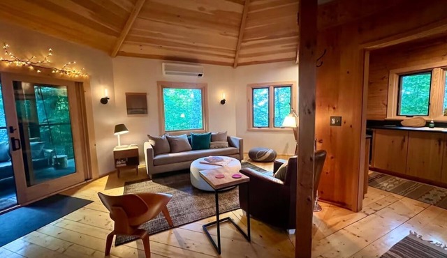 Hiker’s Haven - Cozy octagonal guest cabin in Keene Valley