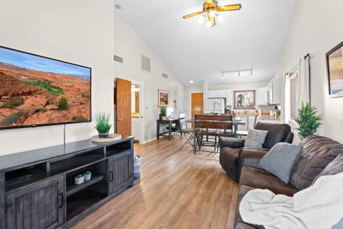 Hikers Hideaway - Cozy Resort Condo with Pool & More