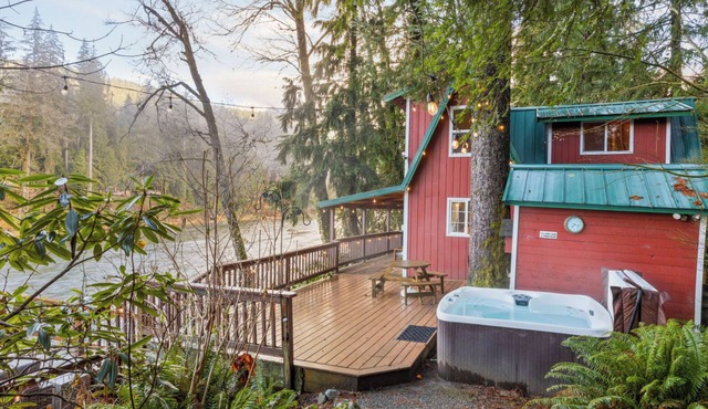 Hikers Hideaway - riverfront - hot tub - WiFi!