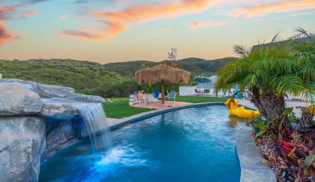 Hiker’s Paradise! Heated Pool, fire pits, and views