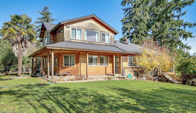 Hikes & Apples: Renovated Farmhouse in Gig Harbor!