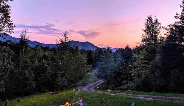 Hiking, incredible mountain views, hot tub, and a chef's kitchen!