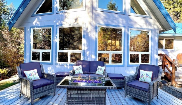Hiking & Skiing! River & Mountain views! Hot Tub!