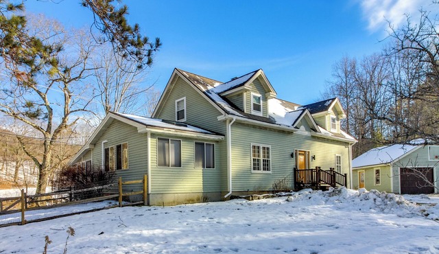 Hiking & Skiing Galore! Home in East Wallingford