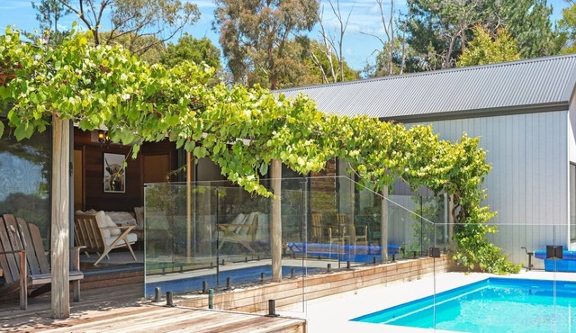 Hil & Jack's - Cozy Cabin with Modern Twist | Seasonal Pool | Delatite River Frontage