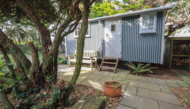 HILBRE SHEPHERD HUT, pet friendly, country holiday cottage in Trevone