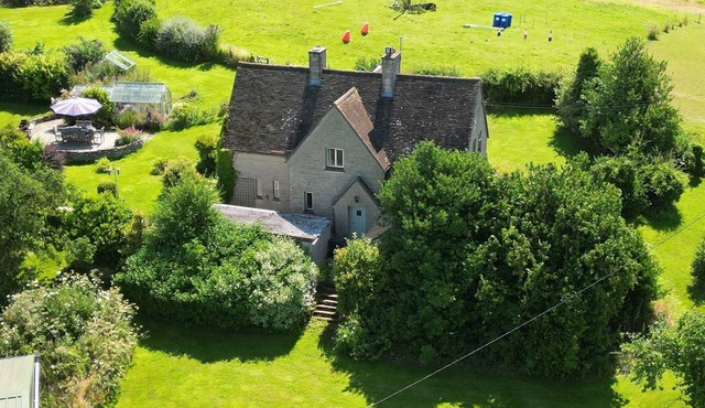Hilcot Farmhouse - pet-friendly rural farm retreat near Cheltenham
