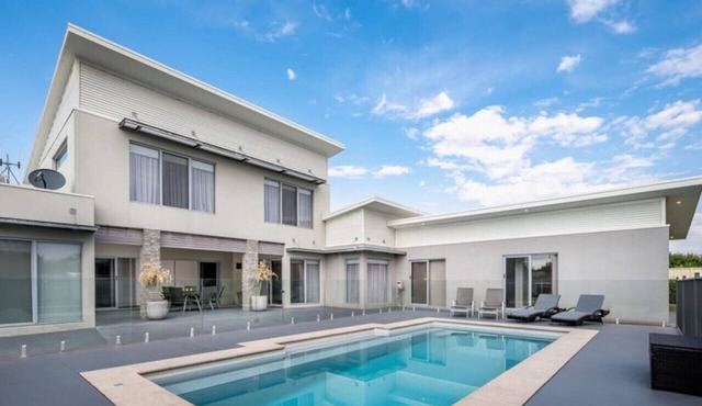 Hildeton Pool House - Beautiful large home in Shepparton