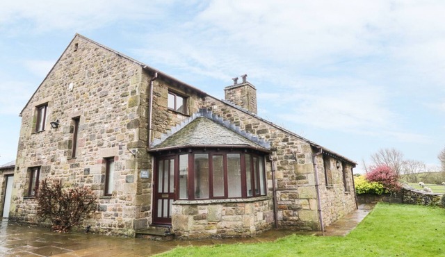 HILL BANK, family friendly, with open fire in Hutton Roof