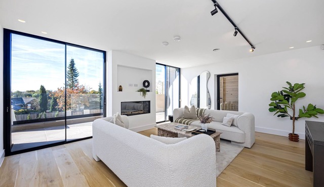 Hill Brow- Luxury home with swimming pool, hot tub, sauna, cinema&games room and much more!