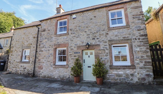 HILL COTTAGE, family friendly, character holiday cottage in Winster