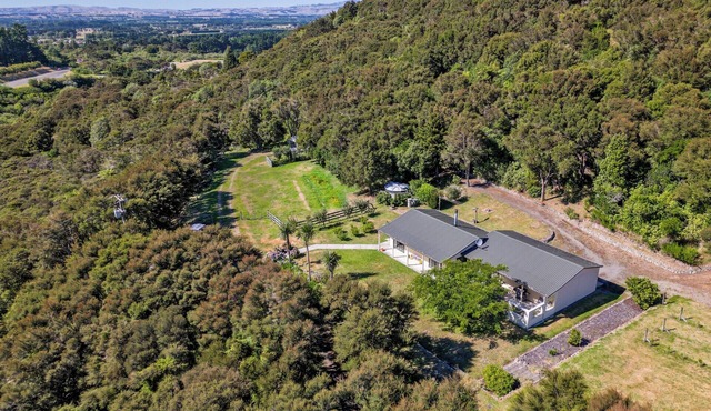 Hill Cottage - Featherston Holiday Home