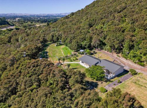 Hill Cottage - Featherston Holiday Home