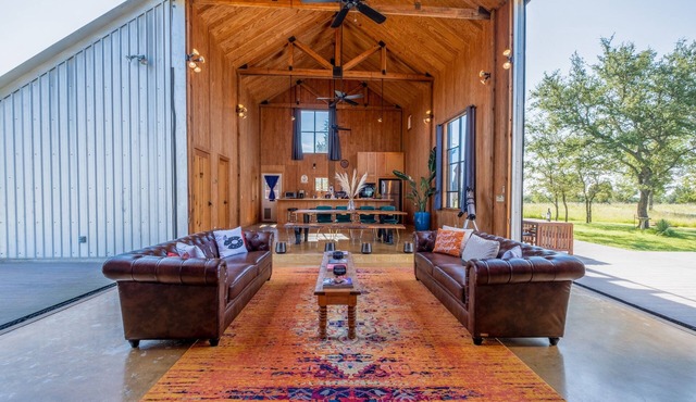 Hill Country Barn - Sauna & Cedar Hot Tub