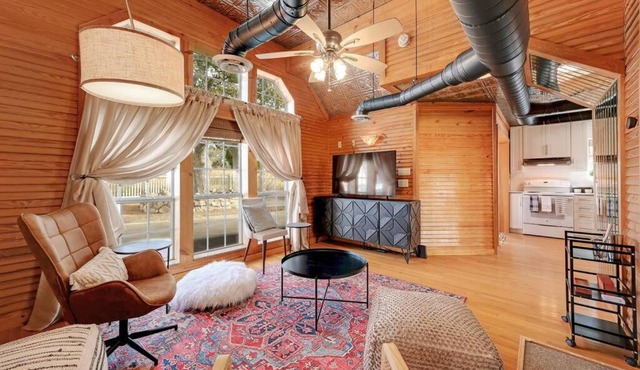 Hill Country Cabin with hot tub and dog friendly