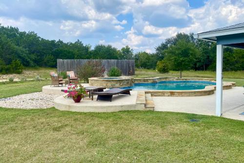 Hill Country Escape: Family Home w/Outdoor Oasis