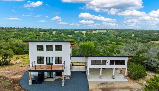 Hill Country Escape w/Views, Hot-Tub+Pet Friendly!
