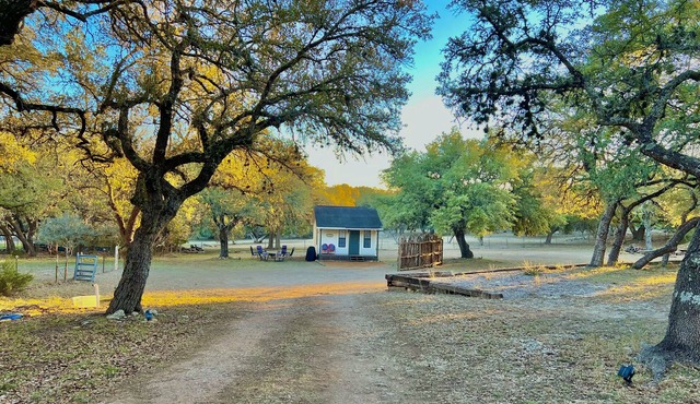 Hill Country Experience - Sun Valley Cottage - Short drive to Canyon Lake
