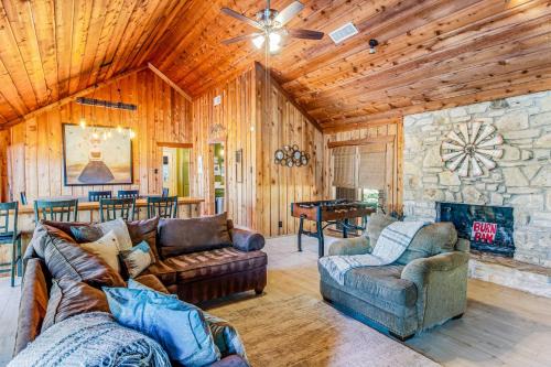 Hill country gem with private pool, deck, firepit, Ping-Pong, foosball, & WiFi