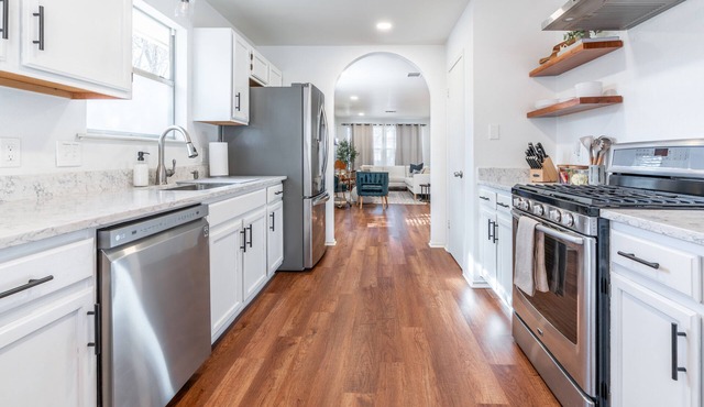 Hill Country Home - 15 Minutes to Austin - 10 Minutes to Domain
