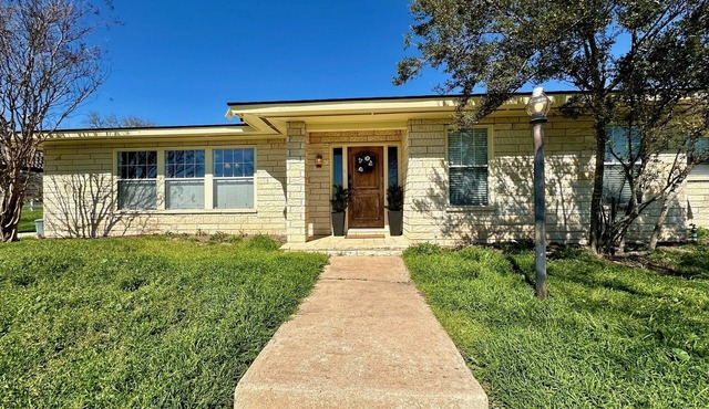 Hill Country Home; King & Queen Suites; Game Room, Office & Fire Pit - Kerrville