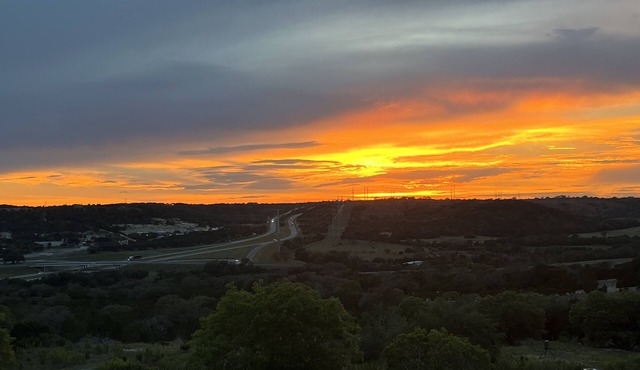 Hill Country Lodge, Private 10 acres w/uninterrupted views, perfect for eclipse