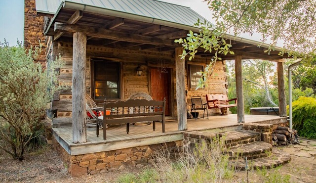 Hill Country Log Cabin Close to Wimberley & Dripping Springs Shopping and Dining