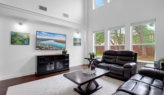 Hill Country Luxury 5 Bedroom Family House. Monthly heavy discounts !
