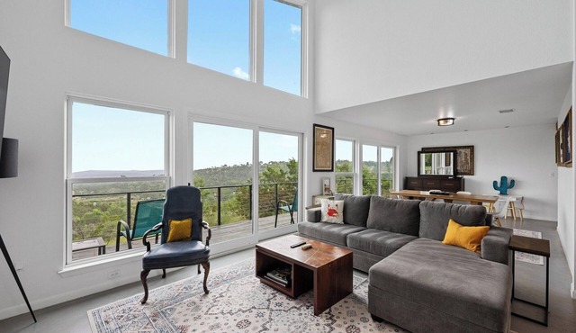 Hill Country Oasis, Pickleball court & Views of Rolling Hills!