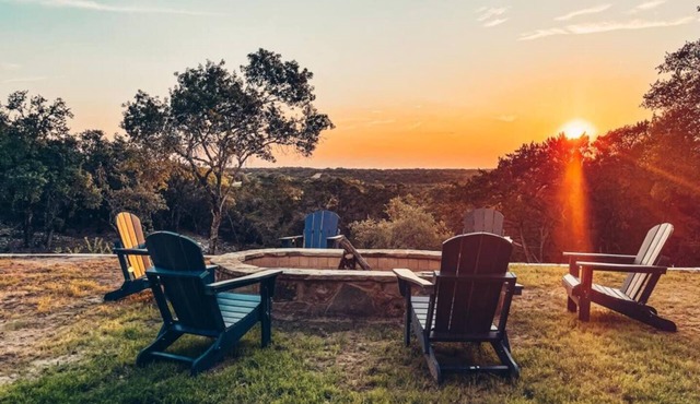 Hill Country pet-friendly retreat for 28 guests with pool, hot tub, pickleball & unforgettable sunset views.