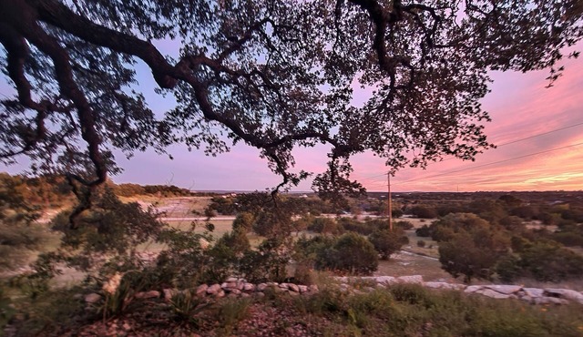Hill Country Retreat w/Hot Tub & Views