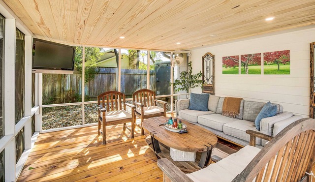 Hill Country Retreat *Cozy Outdoor Living Space*