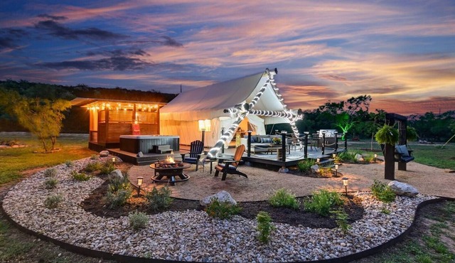Hill Country River Yurt, Hot Tub,Kayaks, Movie Projector, Outside Projector