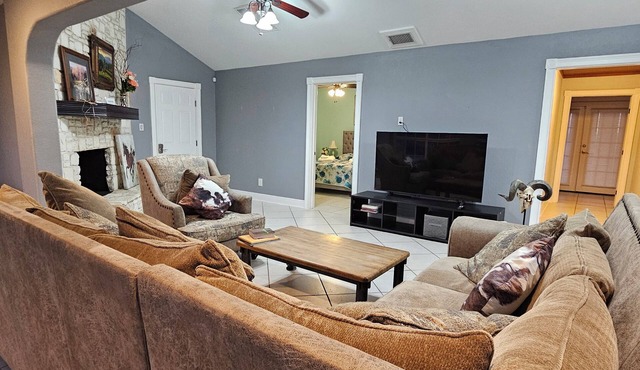 Hill Country Sunrise Staycation. Wonderful 5-bedroom house with AC in Boerne.