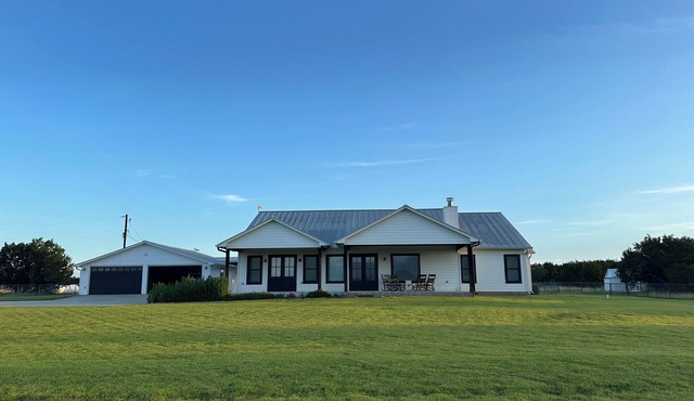 Hill Country Tranquility - 3 bedroom Farmhouse in Bertram on a cattle farm