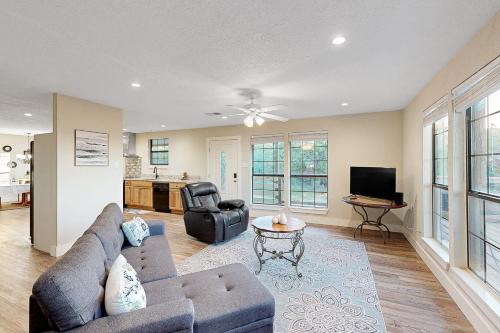 Hill Country Views & Patio: Private Home