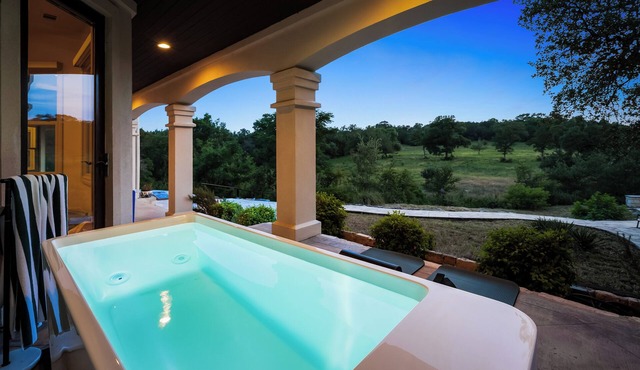 Hill Country Views w/cold plunge, sauna, fire pit, grill on 10 acres!