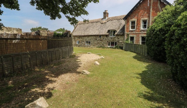 HILL FARM COTTAGE, pet friendly, with a garden in Freshwater