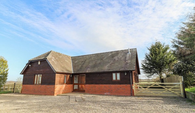 HILL FARM COTTAGE, pet friendly, with open fire in Abbey Dore