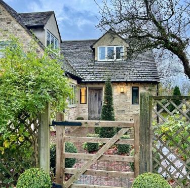 Hill House - 2 Bed Guest Suite by Maison Pro