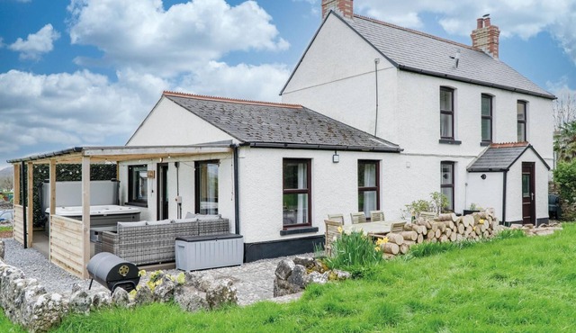 Hill House - 4 Bedroom Holiday Home - Llanrhidian