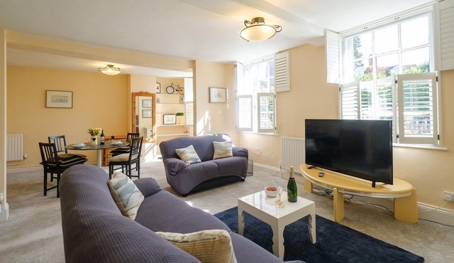 Hill House Apartment - sleeps 2 guests in 1 bedroom