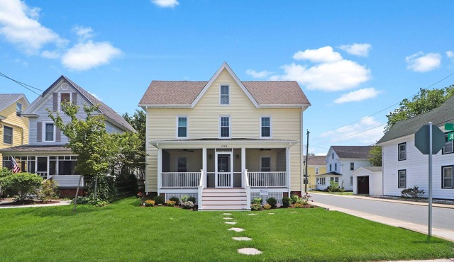 Hill House | Downtown Chincoteague 4BR Walk to Shops & Dining, Sunset Water Views + Pet Friendly