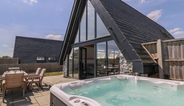 HILL RADNOR - THE SHEEPFOLD, pet friendly in Llandrindod Wells