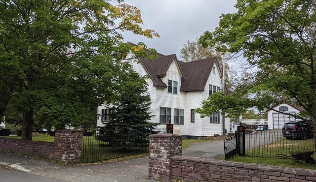 Hill Road Manor Bed & Breakfast