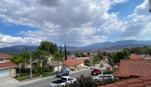 HILL SIDE GETAWAY next to Magic Mountain, and close to all theme parks